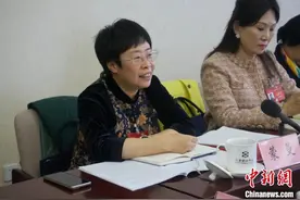 （两会速递）蒙曼：应对AI冲击需建设综合大学科图片