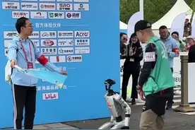 宇树科技回应人形机器人半马比赛摔倒：官方近期没有参与任何比赛图片