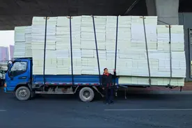 货物高出车身一倍！小货车“变身”巨无霸后被查处图片