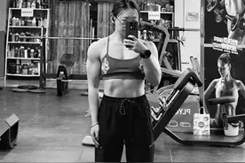 爱健身的女法医有多硬核：能硬拉120公斤图片