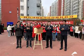 AI数智就业机器人亮相！泰安岱岳区这场招聘会打造家门口就业“超级市场”图片