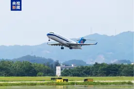 国产支线客机C909投入南航运营五周年 旅客运输量超440万人次图片
