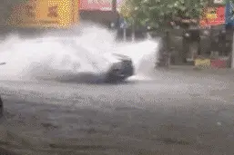 下雨天开车溅路人一身水，违法！图片