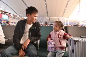 全网关注的罕见病女孩随爸爸前往北京就诊：感谢浏阳人为我们安排得妥妥的图片