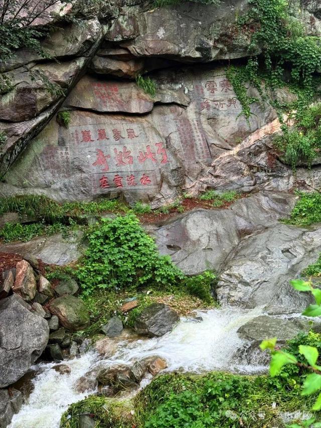 泰山雨霁：云雾织仙境，霞光染群峰，这泼墨山水里藏着夏日最治愈的奔赴