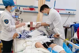 柳州一男子被眼镜王蛇咬伤！出院时，他做了这个决定……图片