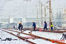 甘肃多地降雪 兰州西工务段组织打冰除雪保畅通图片