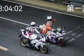 三女骑为涨粉非法改装狂飙，涉87项交通违法，共处罚款17600元、记54分、吊销驾驶证！图片