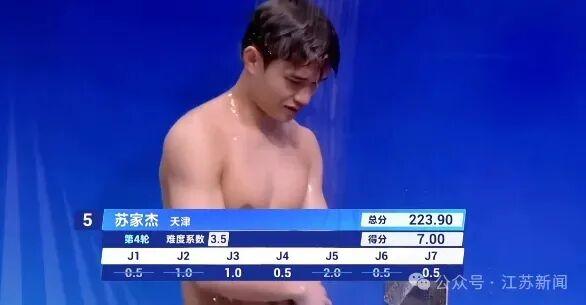 全运会惊险一幕！天津队选手失误，险些撞到池壁，一旁山东队主教练吓坏