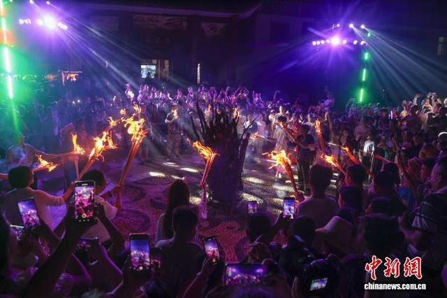 火把巡游、竹竿舞、篝火晚会......江西新余彝汉共居村欢庆火把节