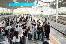 迎接“五一”客流高峰 福州火车站全力保障旅客顺畅出行图片