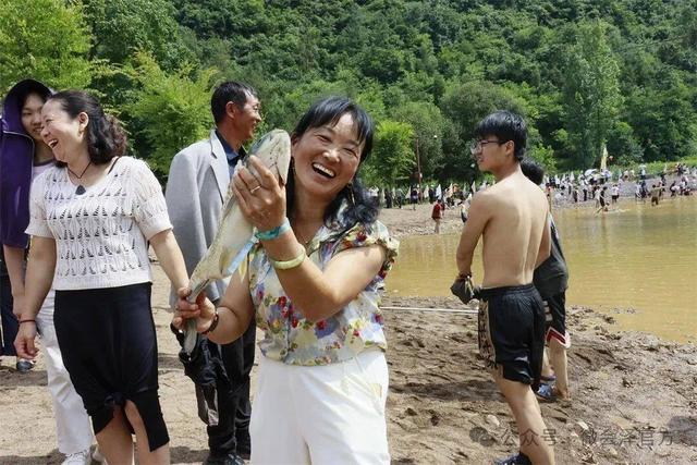 会泽雨碌大地缝：捞鱼抓鸭嗨翻天‖雨碌乡捞鱼狂欢节