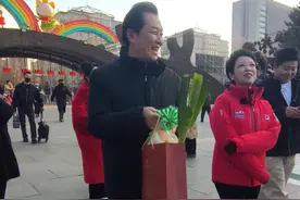 唐国强空降长春市动植物公园！网友：起猛了，看见“丞相”来喂猴图片