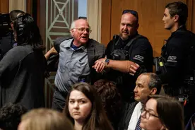 外媒：听证会上抗议美国提供炸弹杀害加沙儿童，美知名冰淇淋品牌创始人被捕随后获释图片