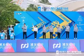 上海半马今晨鸣枪起跑，15000名跑者共绘奔涌的城市画卷图片