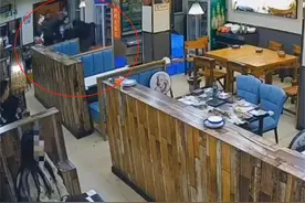 醉汉在连云港一烤鱼店门口小便还殴打老板，区宣传部：打人者被警方拘留图片