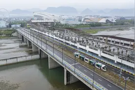 连接成灌快铁站区域和融创文旅城片区，都江堰市二号拦河闸交通桥正式通车图片