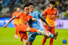 足球——中超：山东泰山胜深圳新鹏城图片