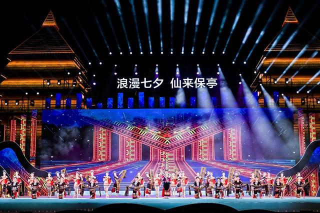组图：甘工神鸟舞动雨林夜 海南保亭嬉水节迎宾晚会欢动四方客