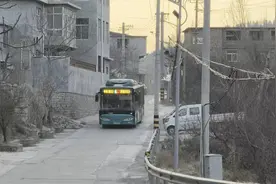 十二年温情穿山路 济南公交K121路载满乡情向幸福出发图片