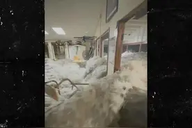 马绍尔群岛发生洪灾，巨浪冲进美军基地餐厅图片