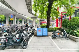 新增万余车位让电动自行车“有地停”！“边角料”空间变便民停车区图片