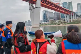 南岸：警民携手共护母亲河图片