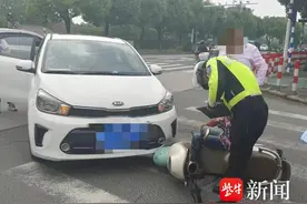 小轿车司机左转图省事儿，半径过小发生碰撞承担全责图片