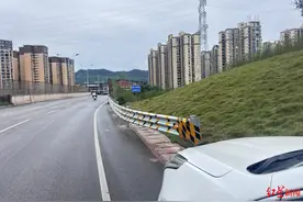 “男子驾蔚来SUV高速行驶，突然撞上‘天降轿车’”追踪：事发路段增设了护栏和提示牌图片