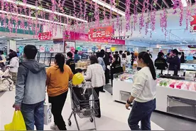 “五一”我市消费市场热度渐起 商家备货蓄势 市场热潮涌动图片