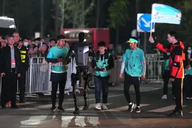 中途能换电池？怎么评奖？人形机器人马拉松赛制细节揭秘图片