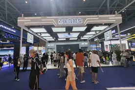 重庆摩博会现场起纠纷：职业车手王铸怒怼张雪机车图片