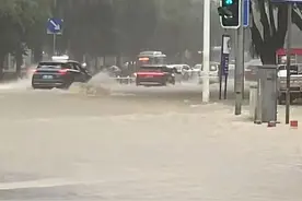 大暴雨来了！南宁多条道路积水，暴雨红色预警连发图片