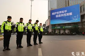 南京大屠杀死难者国家公祭日 警报声中警民街头默哀图片