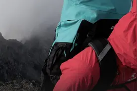 亚马芬体育一季报表现亮眼：始祖鸟“带飞”，被指靠安踏营销图片