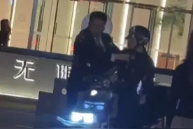 保安驱赶外卖员时突然歪倒，目击者质疑假摔，物业：没有讹钱，保安衣服有破损图片