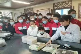 郑州市管城区外国语学校：传承中医国粹 传播中药文化图片