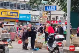 卖菜大爷被摔秤？城管：车行道摆摊劝离未果，秤掉地上没坏图片