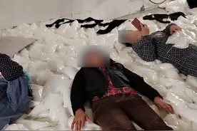 沈阳某食品厂工人躺在袋装食品上休息？市场监管部门介入调查图片