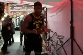 气氛融洽😁勇士球员赛后返回更衣室 巴特勒一路小跑搂住希尔德图片