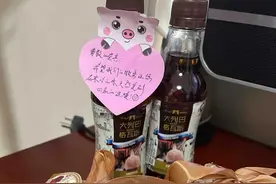 哈尔滨国有酒店客人称享受了处级待遇，搓澡师傅累到坐凳子上睡着图片