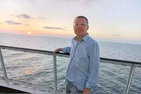 纪念恩师、感恩母校，他36年后回到学校当老师图片