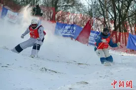 自由式滑雪雪上技巧世界杯北大湖站：芬兰美国选手夺双人赛冠军图片