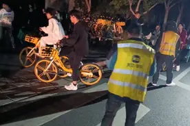 郑州大学生集体夜骑到开封火了，跨城的共享单车该怎么办？图片