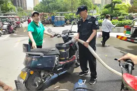 小区停水居民愁   物业送水解民忧图片