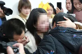 火车上诞下女婴却失散 36年后终于团圆了！图片