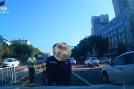 两车剐蹭后，一车主竟当交警面对车头小便泄愤图片