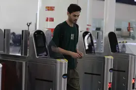 轻松一拍就能过闸，北京率先实现境外银行卡“直刷”坐地铁图片