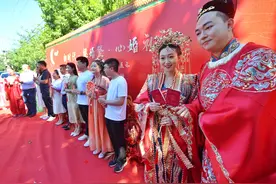 七夕这天，他们着凤冠霞帔、穿汉服来领证结婚图片