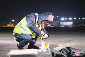 凌晨2时的昆明长水国际机场，户外气温4摄氏度——他们裸露双手更换助航灯具图片